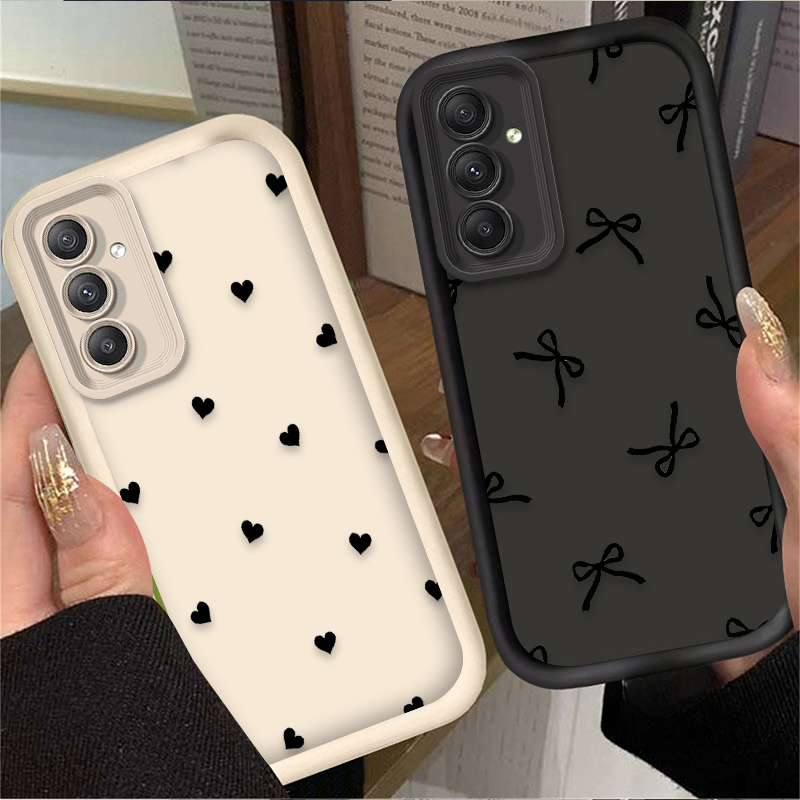 Samsung Accessories Phone - غطاء حماية أسود بتصميم قلب وعقدة